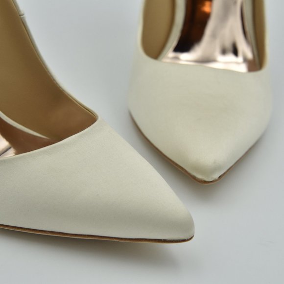 Like-new Badgley Mischka Gorgeous Pointed Toe Evening Shoes Pumps, Ivory, Size 5 - Picture 3 of 14